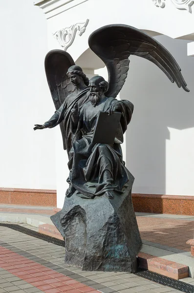 Monument till John Theologian vid kyrkan, Minsk, Vitryssland — Stockfoto