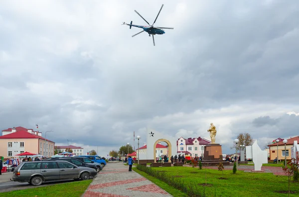 Helicóptero sobre a praça da cidade durante o evento Dozhinki 2016, Senno, Bielorrússia — Fotografia de Stock