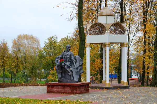 Memorial in honor of soldiers-Afghans in park, Senno, Belarus — Stock Photo, Image