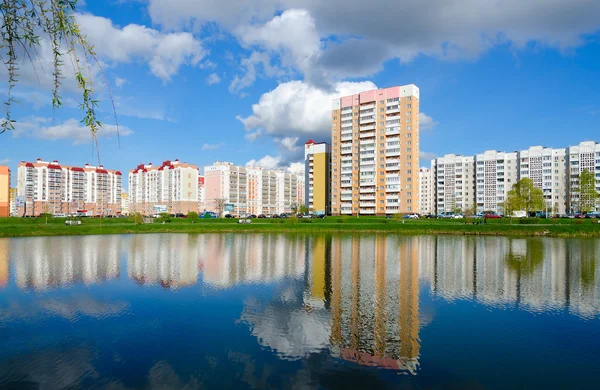 Moderna zona de relajación con cascada de lagos, Gomel, Bielorrusia — Foto de Stock