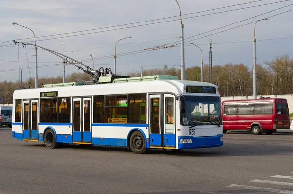 Troleybüs ve taksiler, terminus, Gomel, Beyaz Rusya — Stok fotoğraf