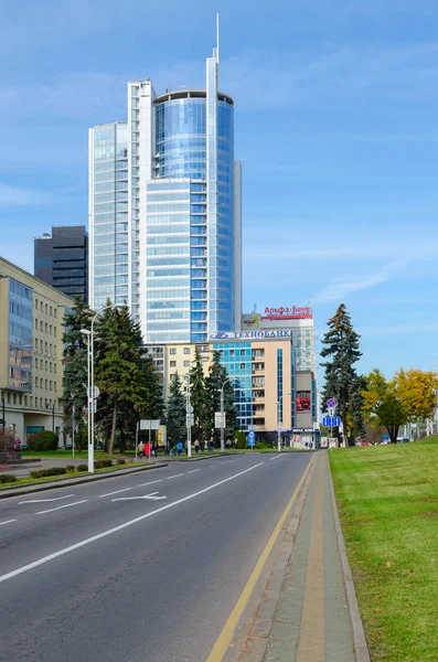 Centro de negocios Royal Plaza en Pobediteley Avenue, Minsk, Bielorrusia — Foto de Stock