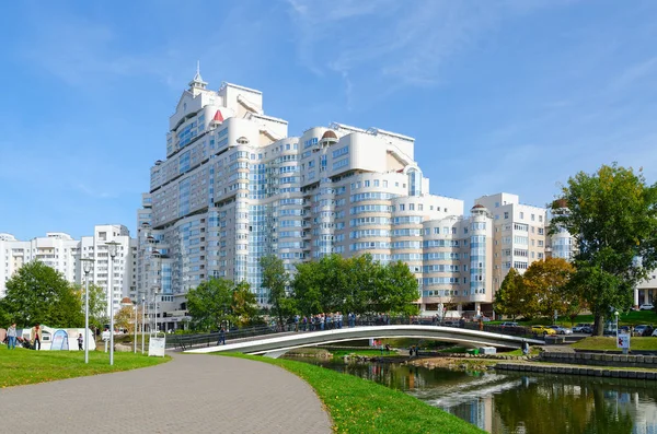 Ponte Humpback su Svisloch e complesso residenziale At Trinity, Minsk, Bielorussia — Foto Stock