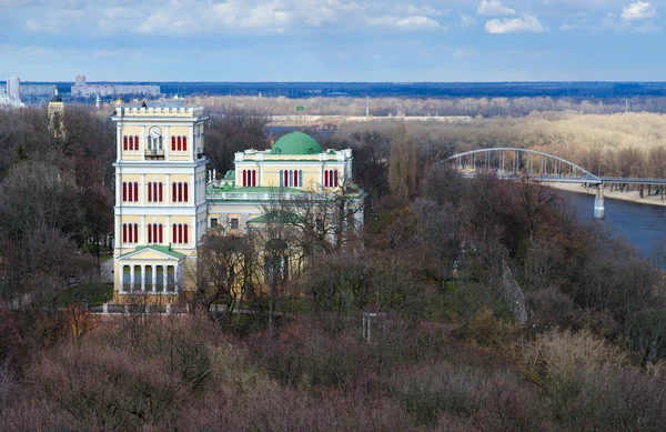 Vista superior del parque de primavera y el Palacio Rumyantsev-Paskevich, Gomel, Bielorrusia — Foto de Stock