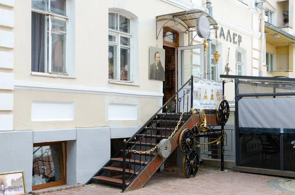 Shop of antiques Thaler, Vitebsk, Belarus — Stock Photo, Image