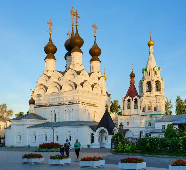 夕方日没、ムーロム、ロシアで神聖な三位一体修道院 — ストック写真