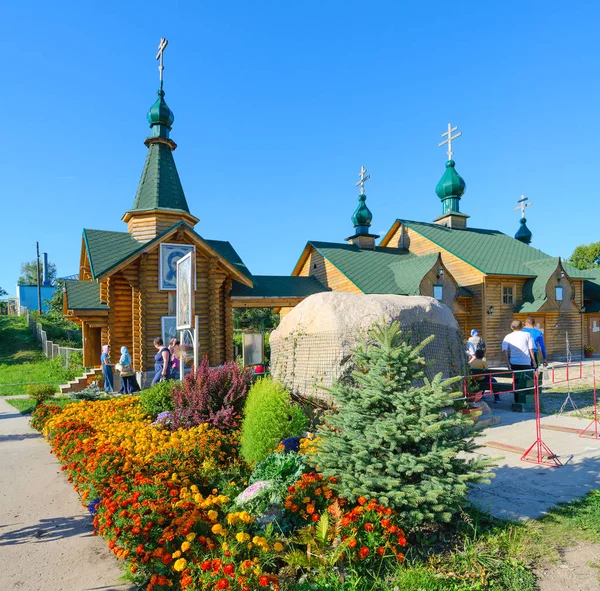 Heilige Quelle zu Ehren der Ikone der theotokos Zärtlichkeit, Russland — Stockfoto