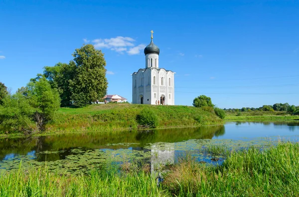 Church of Intercession on Nerl near village of Bogolyubovo, Russia — Stock Photo, Image