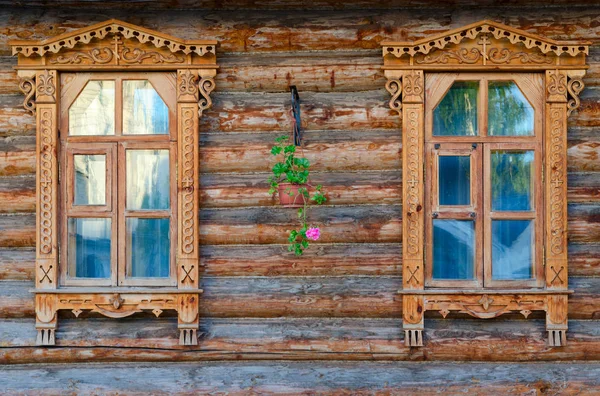 Snidade trä foderlister monastic House, Heliga Treenighetens kloster, Murom — Stockfoto