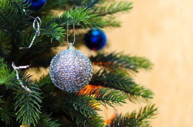 Güzel yapay Noel ağacının dalları üzerinde Noel topları