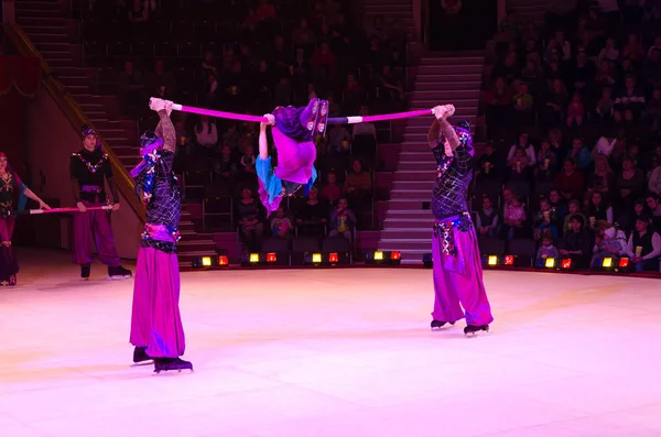 Tours van Moskou Circus op Ice. acrobaten op Russische stick — Stockfoto