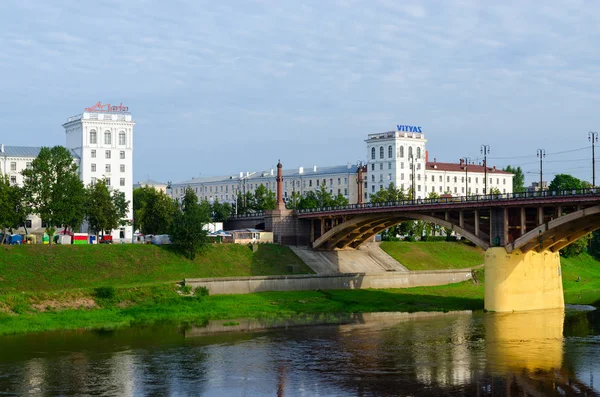 Vista del puente Kirovsky sobre el oeste de Dvina, Vitebsk, Bielorrusia —  Fotos de Stock