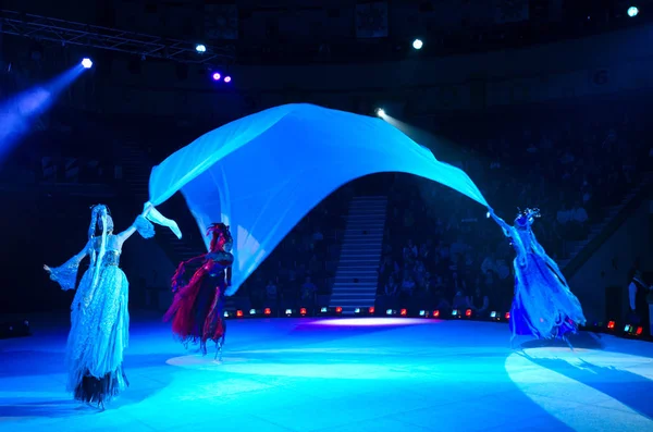 Circo de Moscú sobre hielo de gira. Tres elementos (patinaje sobre pilotes ) — Foto de Stock