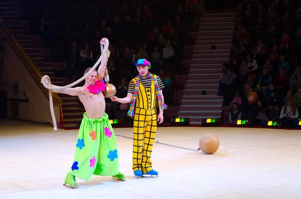 Spettacolo del gruppo di clown del Circo di Mosca sul ghiaccio — Foto Stock