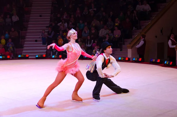 Moskova sirk tur buzda. Hokkabazlar performansını — Stok fotoğraf