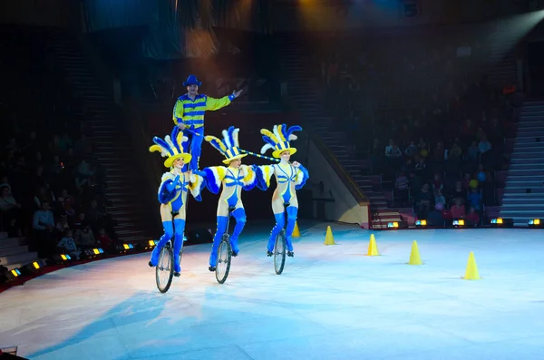 Moskauer Zirkus on Ice auf Tour. "velorevue" (Velo-Eiskunstläufer) — Stockfoto