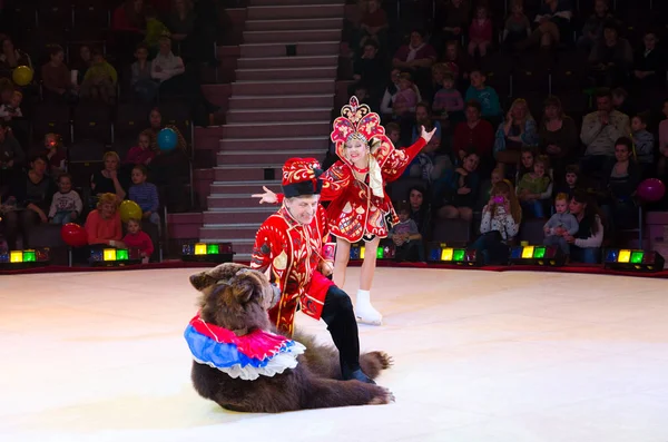 Cirkus Moskva is på turné. Utbildad björnar — Stockfoto