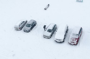 Yoğun kar yağışı sırasında bahçesinde otomobillerin Üstten Görünüm