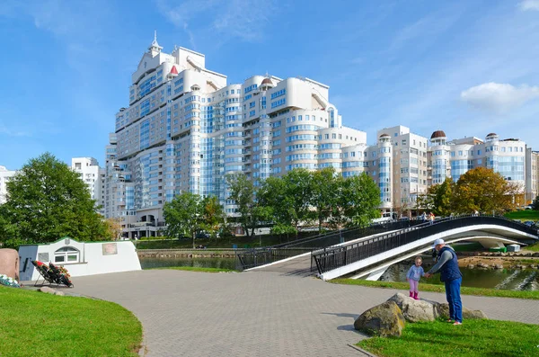 View of Humpback bridge over Svisloch and residential complex At Trinity", Minsk, Belarus — Stock Photo, Image