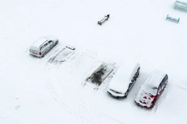 Ovanifrån av bilar i varvet under tunga blizzard — Stockfoto