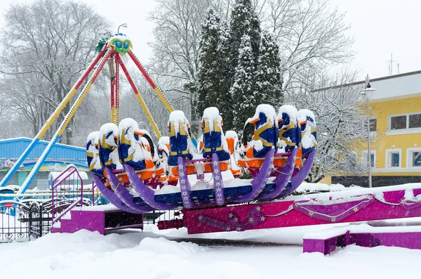 Atração coroada de neve Zodíaco no parque de inverno durante a queda de neve — Fotografia de Stock