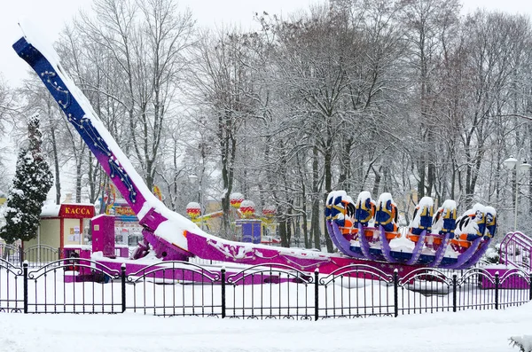 Atração coroada de neve Zodíaco no parque de inverno durante a queda de neve — Fotografia de Stock