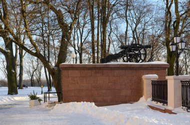 Kış Park parapetin üzerinde savaş topu