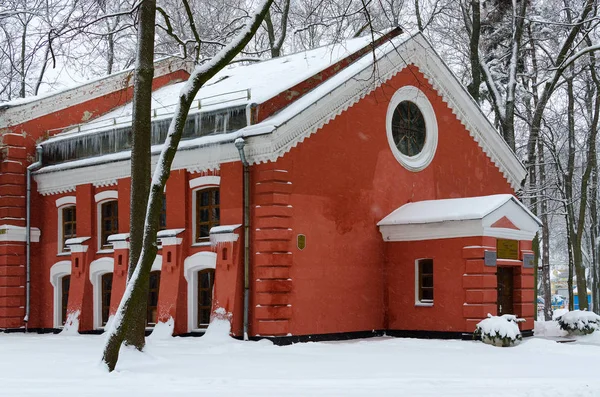 Будівля зимовий сад у засніженому парку, Гомель, Білорусь — стокове фото
