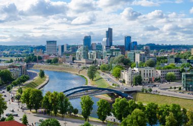 Görünümünü Neris Nehri ve şehir gökdelenler, Vilnius, Litvanya