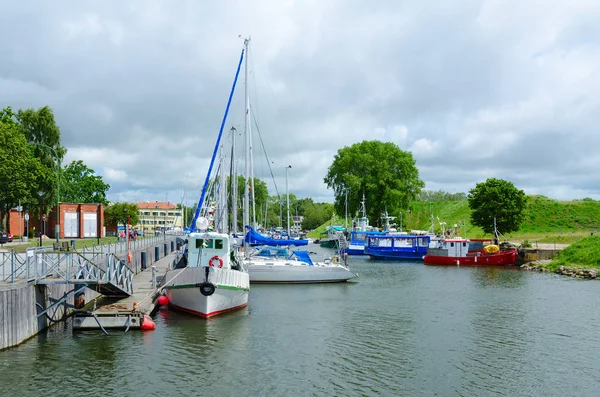 Yates cerca del paseo marítimo, Klaipeda, Lituania — Foto de Stock