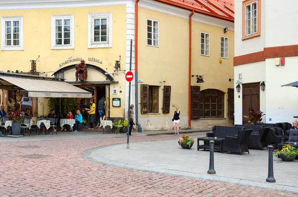 Небольшое кафе в начале улицы Штирлу, Старый город, Вильнюс, Литва — стоковое фото