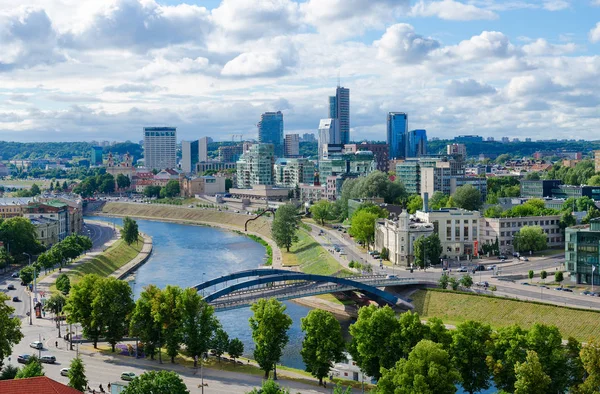 View of River Neris and City skyscrapers, Vilnius, Lithuania — Stock Photo, Image