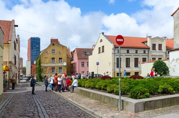 Los turistas visitan lugares emblemáticos en la calle del casco antiguo de Klaipeda, Lituania — Foto de Stock