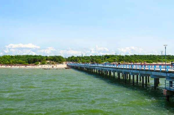 Schöner Sommerblick vom Pier zum Strand in Palanga, Litauen — Stockfoto