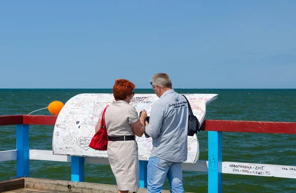 Touristes à la célèbre jetée dans la station balnéaire de Palanga, Lituanie — Photo