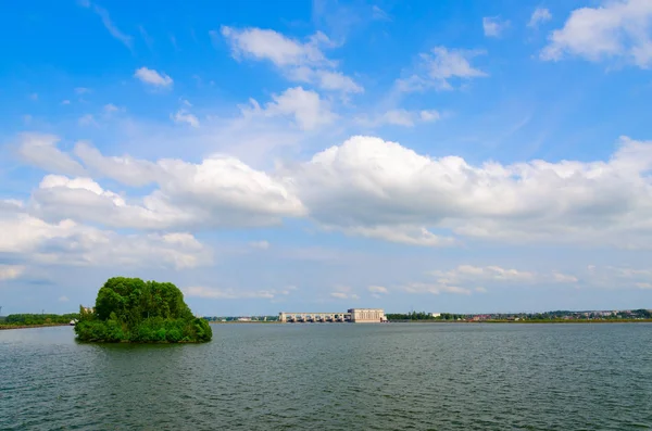 Угличское водохранилище (на горизонте - Угличская ГЭС) ) — стоковое фото