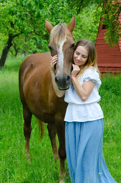 Hübsches Mädchen und braunes Bauernpferd — Stockfoto