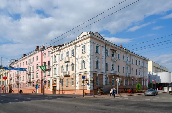 Korsningen av gatorna Lange och Sovetskaya, Gomel, Vitryssland — Stockfoto