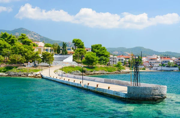 Vieille jetée sur le front de mer à Neos Marmaras, péninsule de Sithonie, Grèce — Photo