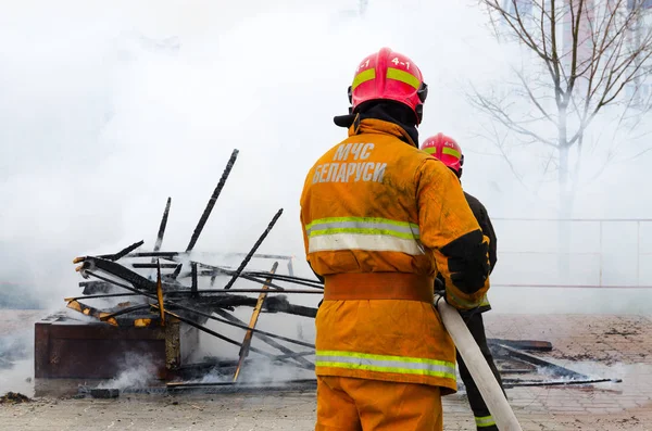 Firefighters extinguish remnants of Shrovetide scarecrow — Stock Photo, Image