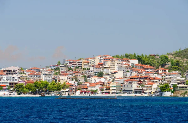 Vue de la mer sur la promenade, Neos Marmaras, péninsule de Sithonie, Grèce — Photo