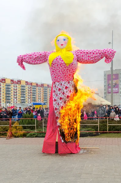 Люди смотрят на сожжение статуи Масленицы — стоковое фото