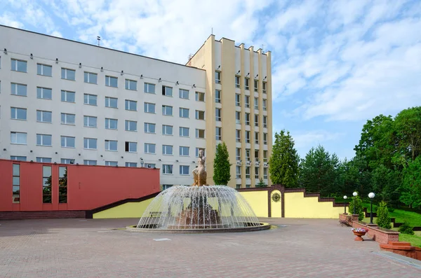 Kašna a socha poblíž Vitebsk státní lékařské univerzity, Vitebsk, Bělorusko — Stock fotografie