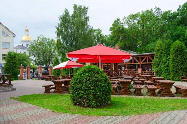 Summer cafe Yard at Golden Lion, Vitebsk, Bielorrússia — Fotografia de Stock