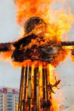 Shrovetide korkuluk parlak alev yanan