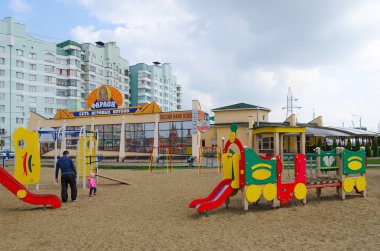 Alt bölge, Gomel, Beyaz Rusya uyku modern oyun üzerinde olan adam