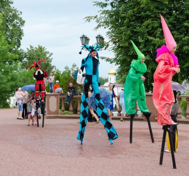 Palyaçolar Stilts Festivali Slav çarşı, Vitebsk, Beyaz Rusya