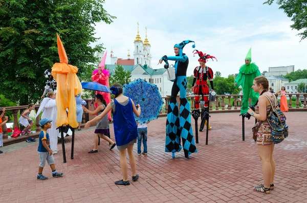 Буффуны на ходулях возле театра кукол, Витебск, Беларусь — стоковое фото