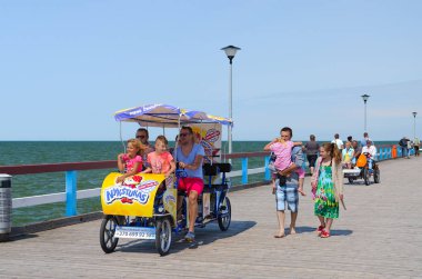 İnsanlar popüler tatil beldesi Palanga, Litvanya iskelede yürüyüş