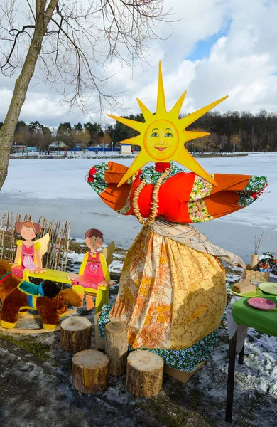 Boneca Shrovetide em vestido multicolorido brilhante com rosto-sol — Fotografia de Stock